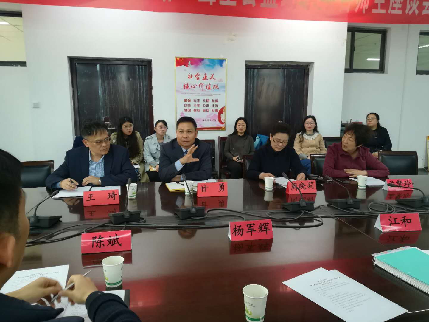 甘校长在发言