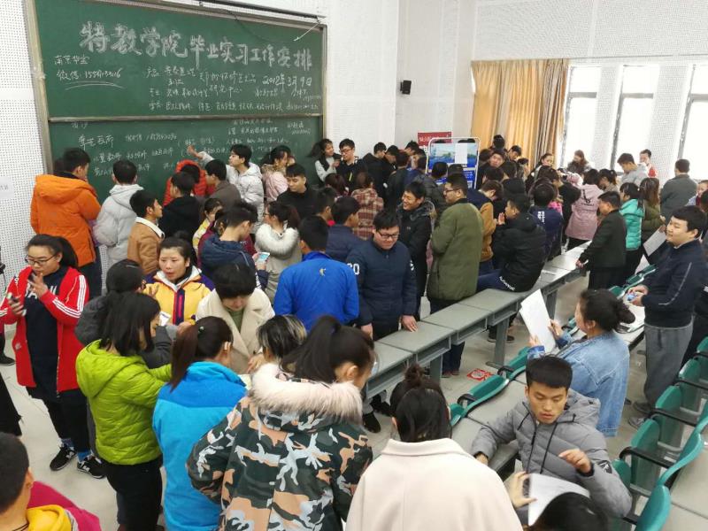 几名聋生正在咨询招聘方对岗位的需求