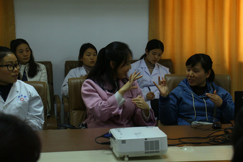 学员们在认真的学习手语